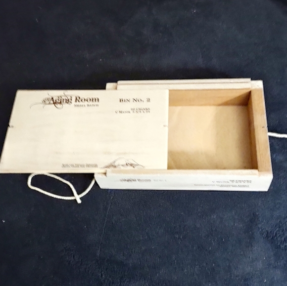 Aging Room Bin No. 2 cigar box - Picture 3 of 4